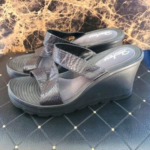 Sketches Memory Foam sz 8 black reptile print 3 in wedge rubber heels